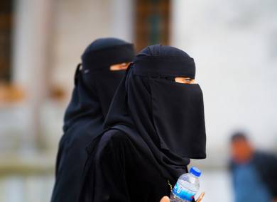 تسريب فيديو لفتيات خليجيات في النادي الرياضي وسخرية من المنقبات... 
