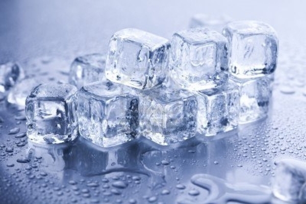 ماما لماذا تطقطق مكعبات الثلج حين نضعها في كوب الماء؟