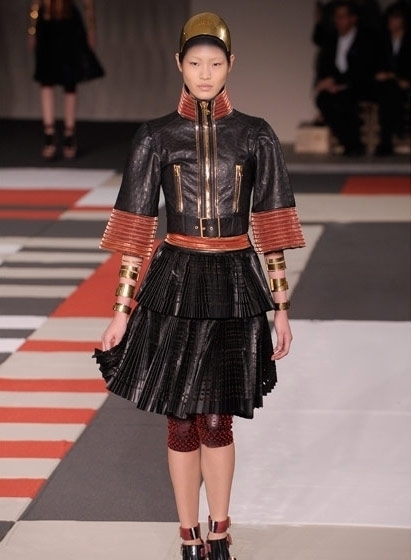 Alexander McQueen من عروض باريس لربيع وصيف <strong>2014</strong>