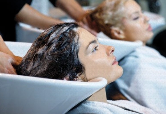 'الكوافير ينافس الطبيب النفسي'... أسرار نسائية في صالونات التجميل