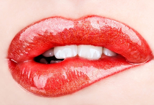 شفاه تلمع كالبلور