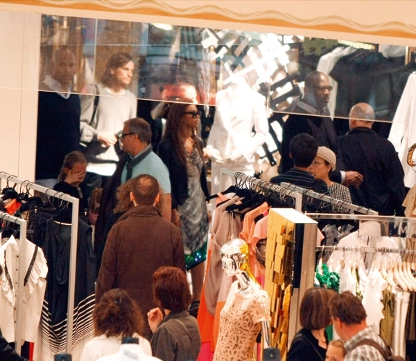 بيونسيه 'دخيلة' في الشارع الباريسي