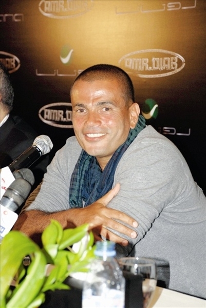 عمرو دياب ينفي تعرّضه لحادث خطير