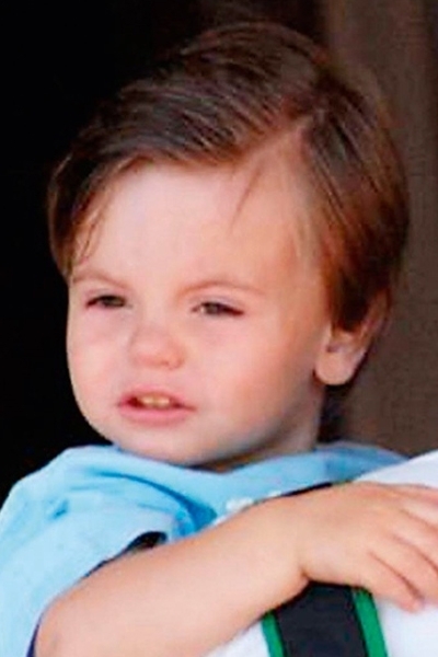 سوري كروز تحتكر الفساتين والصحافة