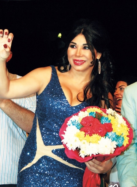 غادة إبراهيم تحمل باقة ورد