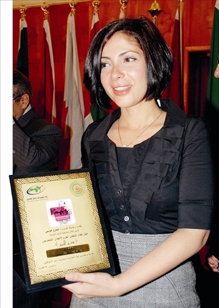 جمهور 'الفيسبوك يهاجم  منى زكي