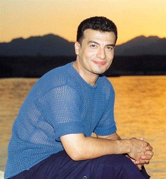 إيهاب توفيق يجدد عقده ويؤجل السينما