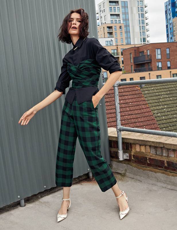 عقد وقميص وصدار وسروال وحذاء Spectadior الكل من مجموعة ديور للملابس الجاهزة لخريف وشتاء 2019/2020