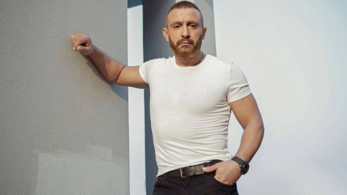 أحمد السقا يبحث في أوراقه القديمة ويعيد تقديم إحدى شخصيات أفلامه بعد 20 سنة