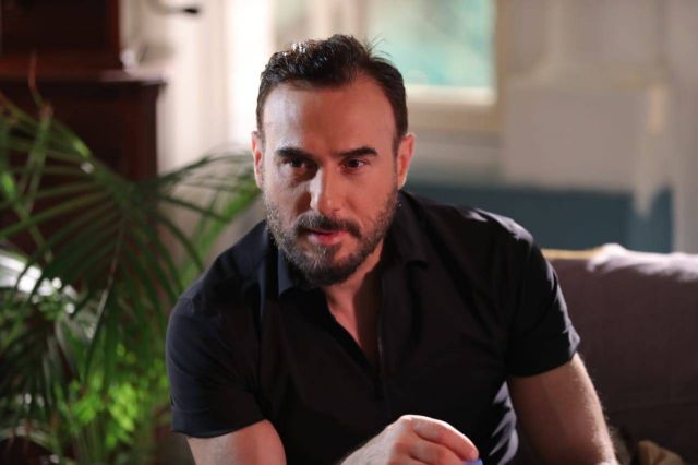 بالصور- باسم مغنية يحمل السلاح في 