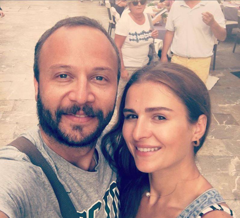 بالصورة – معايدة رومنسية دافئة من سوسن أرشيد لمكسيم خليل... ماذا كشفت عن لقائهما الأول؟