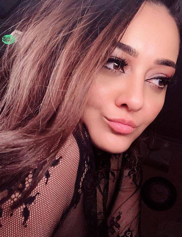 بالفيديو – راندا البحيري تثير صدمة بلون شعرها الغريب جداً