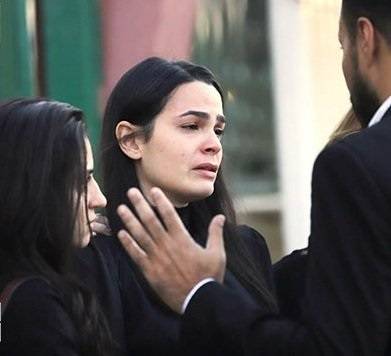 بالصور - تفاصيل ما حدث في عزاء هيثم أحمد زكي وانهيار خطيبته