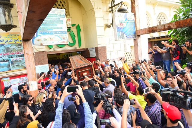 جثمان هيثم أحمد زكي يدخل مسجد مصطفى محمود للصلاة عليه