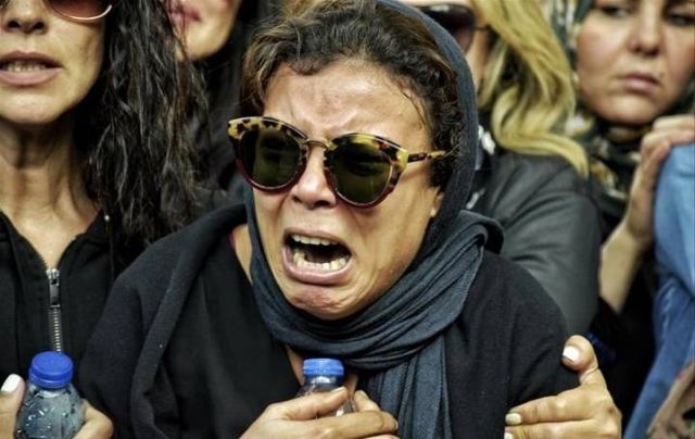 ناهد السباعي منهارة في جنازة هيثم أحمد زكي