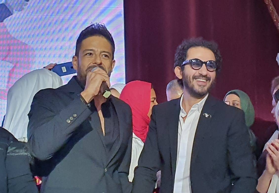 أحمد حلمي يسخر من نفسه بسبب صورة مع محمد حماقي