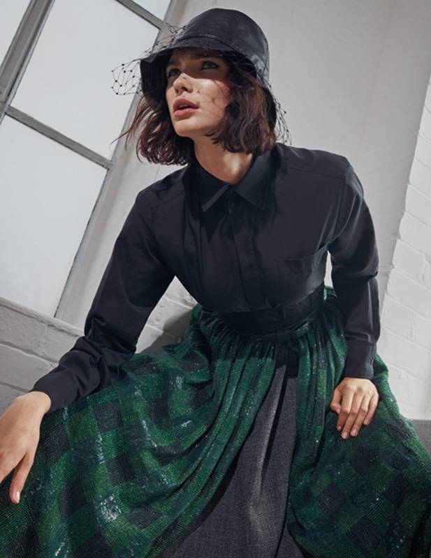 قبعة وقميص وتنورة الكل من مجموعة ديور للملابس الجاهزة لخريف وشتاء 2019/2020