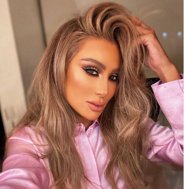 بالصورة – شاهدوا شقيق مايا دياب يتعرض للضرب في الشارع... وهذا رد فعلها