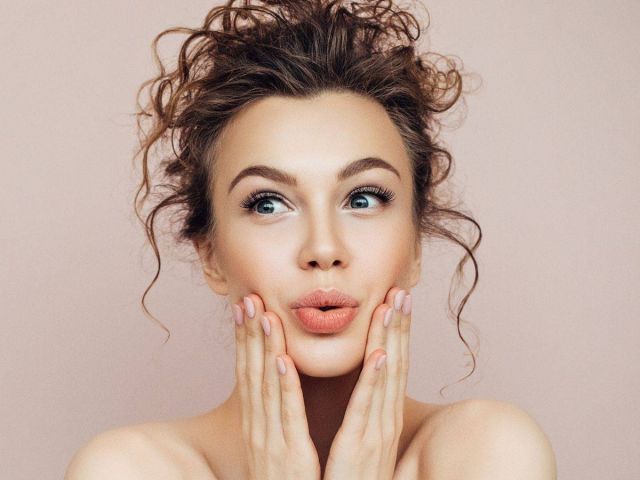 هل تعانين من سمنة الوجه؟ إليك طريقة التدليك المفيدة لتنحيفه