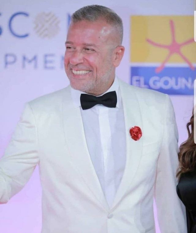 الرد الأول من شريف منير بعد الهجوم عليه بسبب مضغ اللبان ورقصه على السجادة الحمراء