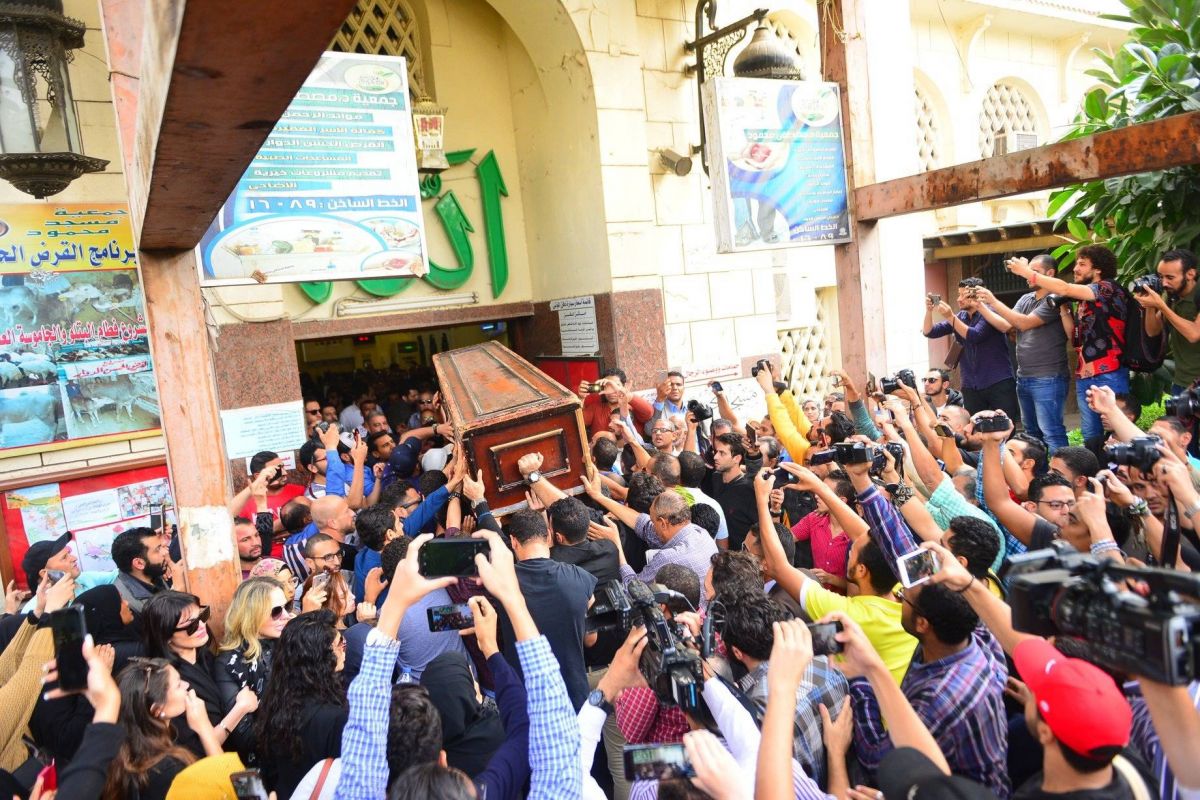 فنان شهير يعتدي بالضرب على شابين في جنازة هيثم أحمد زكي