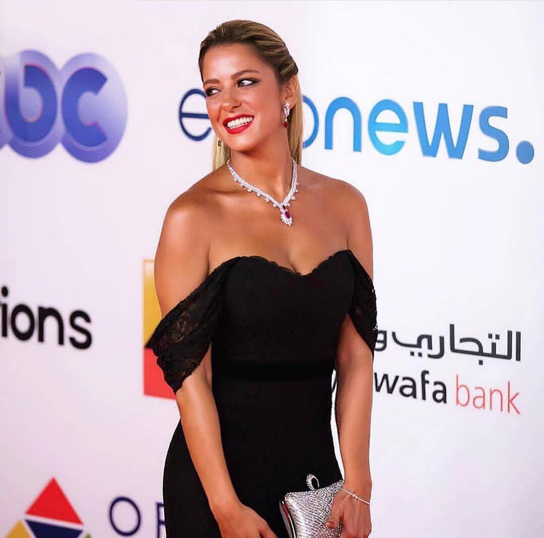 ريم مصطفى تصدم جمهورها بماكياج غريب والجمهور يسأل: مين دي