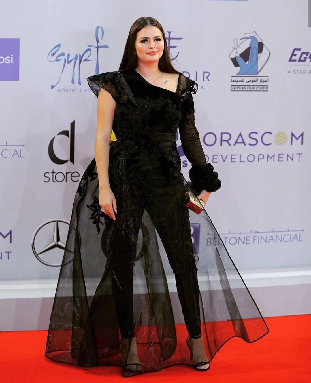 هنادي مهنى تخطف الانظار بفستان زفاف أنيق.. لن تتخيلوا سعره