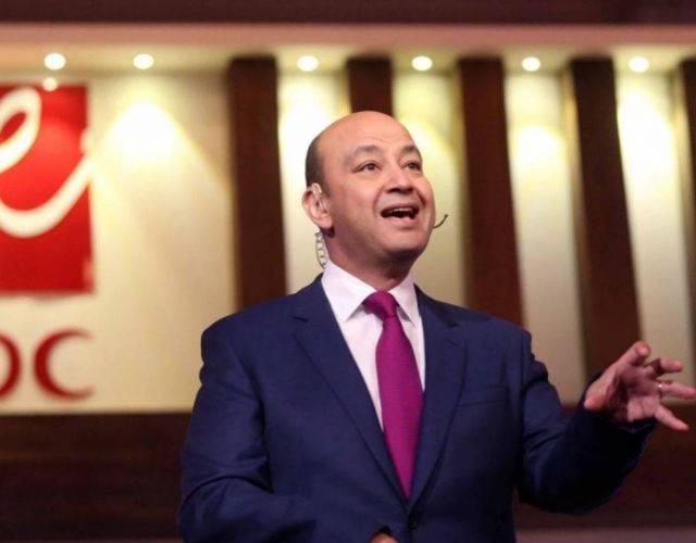 بالفيديو - متصلة تبدي إعجابها بعمرو أديب... لماذا سألها عن عمرها ووضعها الاجتماعي؟