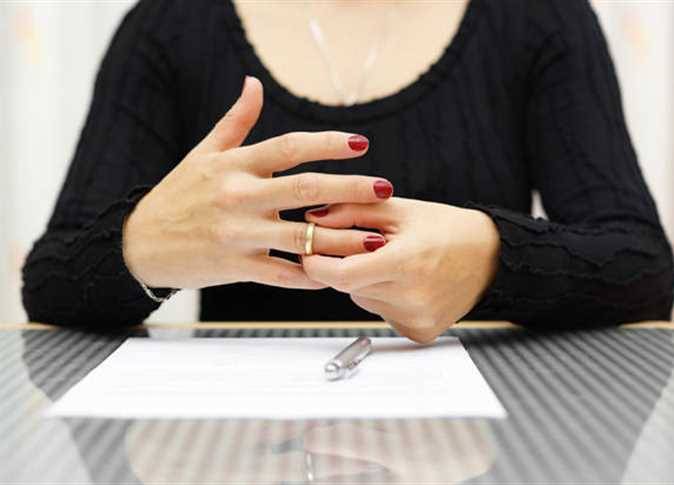 مذيعة عربية شهيرة تعلن انفصالها عن زوجها بعد عشر سنوات زواج