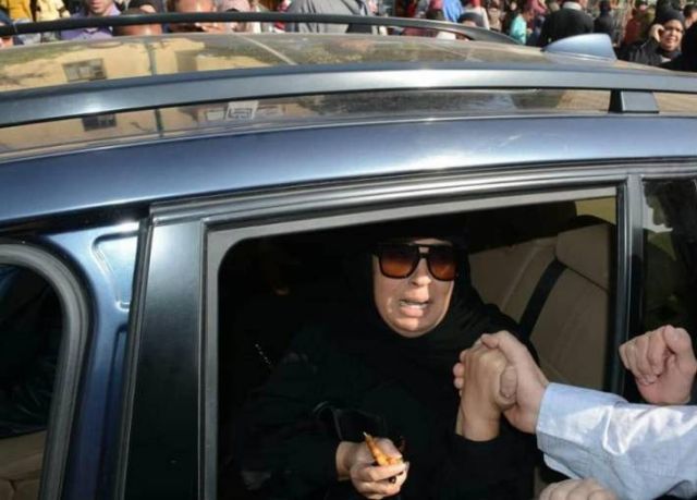 فيفي عبده تنهار في جنازة شقيقتها