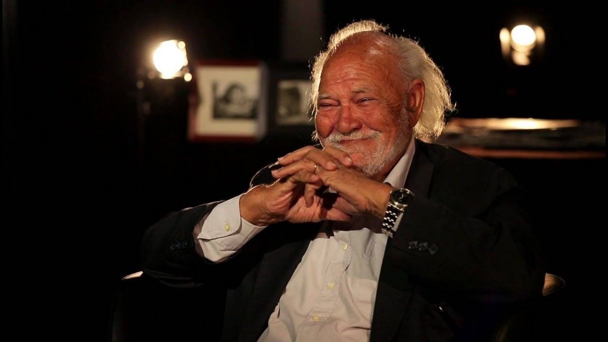 بالفيديو - هكذا رد المصور رمسيس مرزوق عن شائعة حبسه في منزله