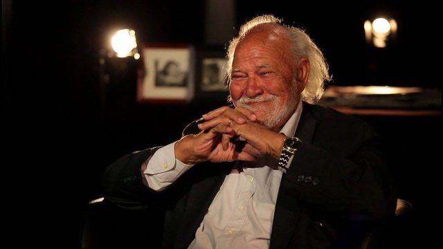 بالفيديو - هكذا رد المصور رمسيس مرزوق عن شائعة حبسه في منزله