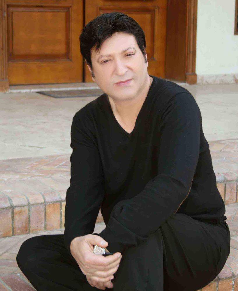بالفيديو - محمد الحلو يتعرض لموقف محرج على المسرح.. هكذا خرج منه