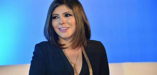 منى زكي ساخرة من إنجي المقدم: زوجي لا يسمح لي بهذه الرفاهية