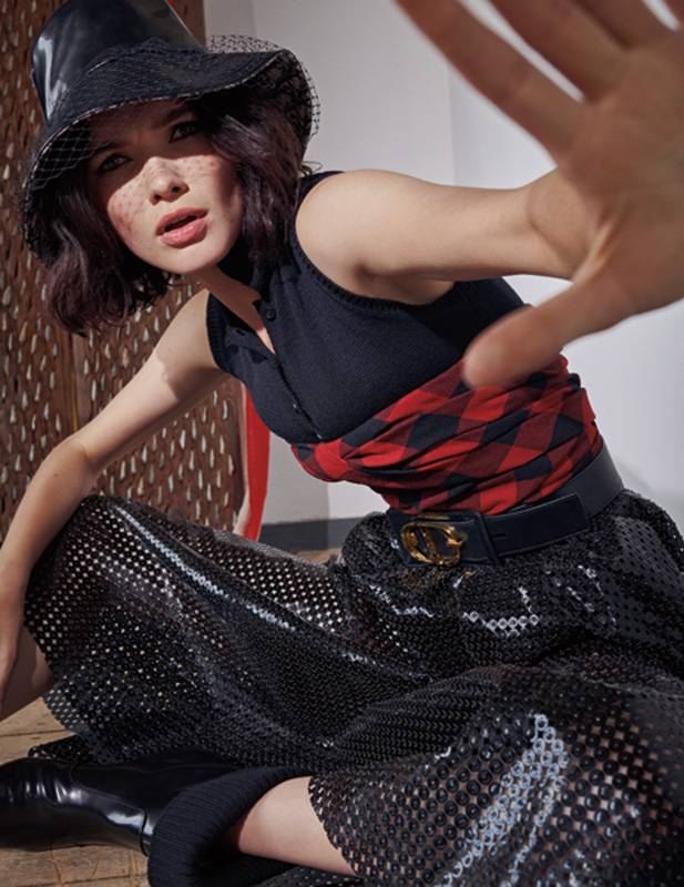 قبعة وقميص وتنورة وحزام وحذاء  الكل من مجموعة ديور للملابس الجاهزة لخريف وشتاء 2019/2020