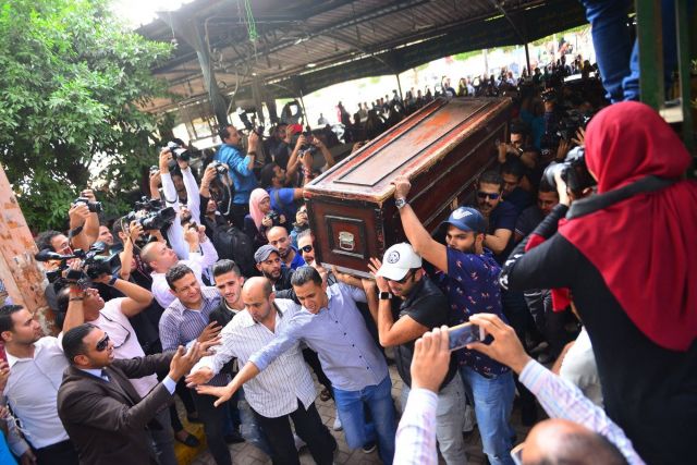 لحظة وصول جثمان الراحل هيثم أحمد زكي لمسجد مصطفى محمود