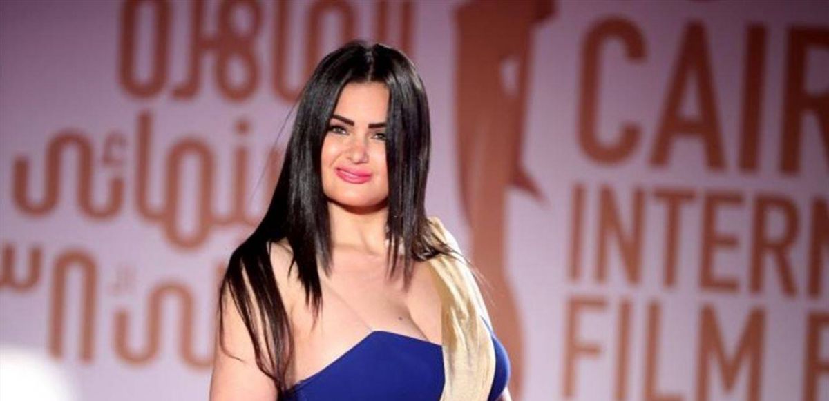 سما المصري تثير الجدل بحجابها في افتتاح مهرجان القاهرة السينمائي... هكذا تم طردها