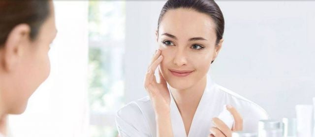 إذا كنت تعانين من ظهور البقع على وجهك... هذه المادة مع اللبن هي الحل