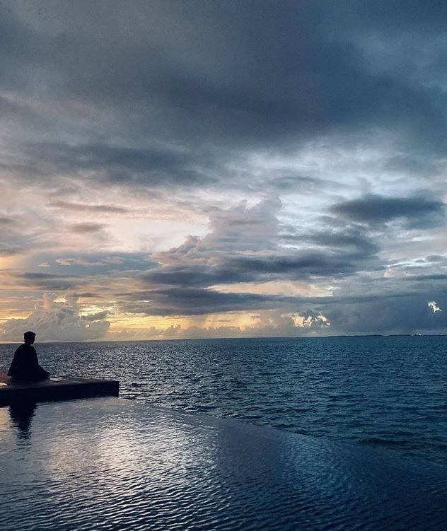 بالفيديو - فنانة خليجية تصدم الجميع بشعر قصير جداً بلون غريب