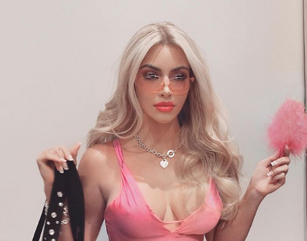 بالصور - كيم كارداشيان تتحول الى شقراء بملابس السباحة وتطلب 10 ملايين دولار