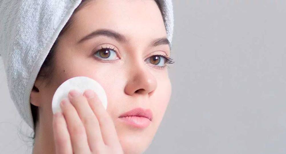 هل تعانين من لمعان البشرة الدهنية؟ إليك الحلول السهلة