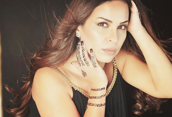 بالصور - والدة حلا الترك تضج انوثة