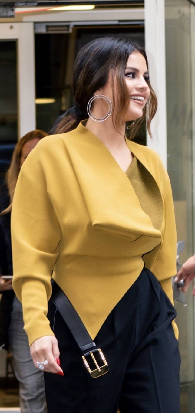 ما هي المجوهرات التي اختارتها سيلينا غوميز لإطلالتها في نيويورك؟