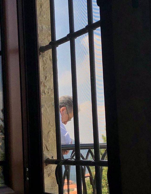 الوضع الصحي لهذا الفنان اللبناني يشغل بال محبيه... ماذا حدث معه وسبب إلغاء حفله؟