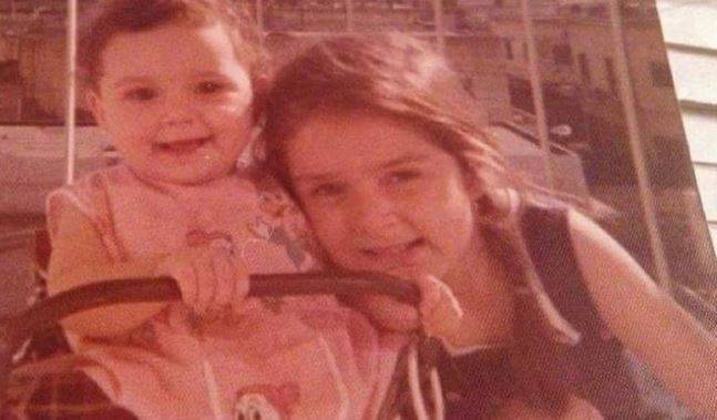 هذه الصورة من طفولة ممثلة لبنانية شهيرة وشقيقتها
