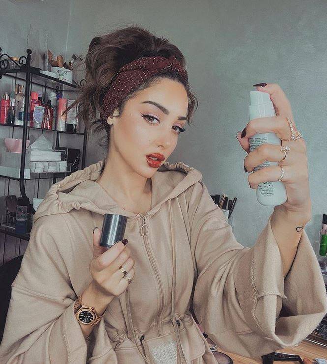 صورة رومنسية لبسمة بوسيل وتامر حسني تشعل المواقع... ما قصة الرسائل العاطفية؟