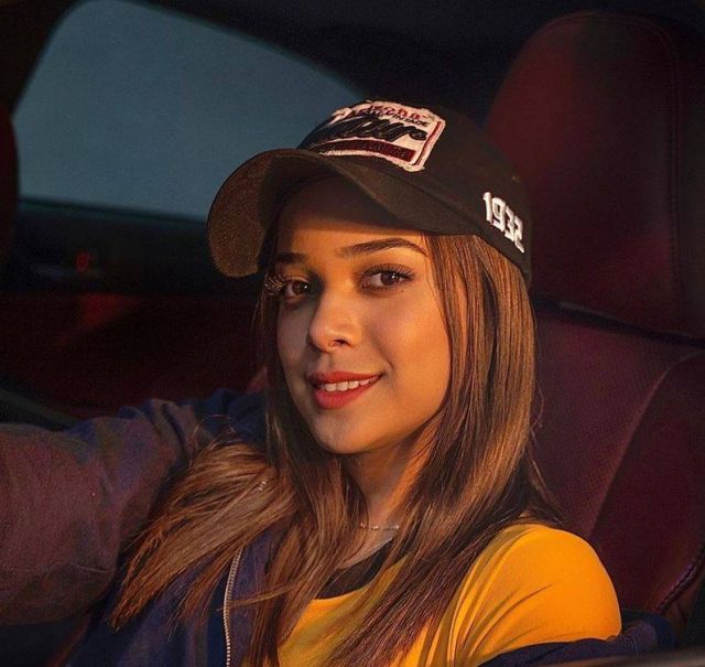 بالصورة - بعد الحجاب مشاعل الشحي تتخلى عن العباءة... شاهدوا فستانها الطائر