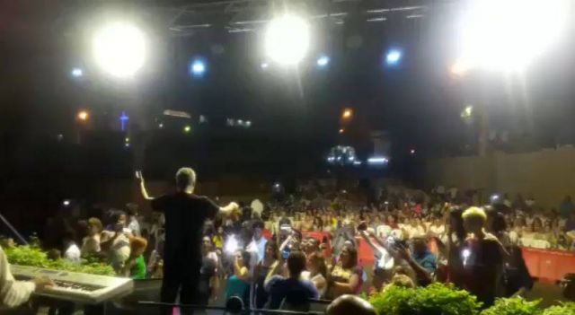 بالفيديو – فنان لبناني يحاول تقبيل مراسلة تلفزيونية ورد فعلها يحرجه