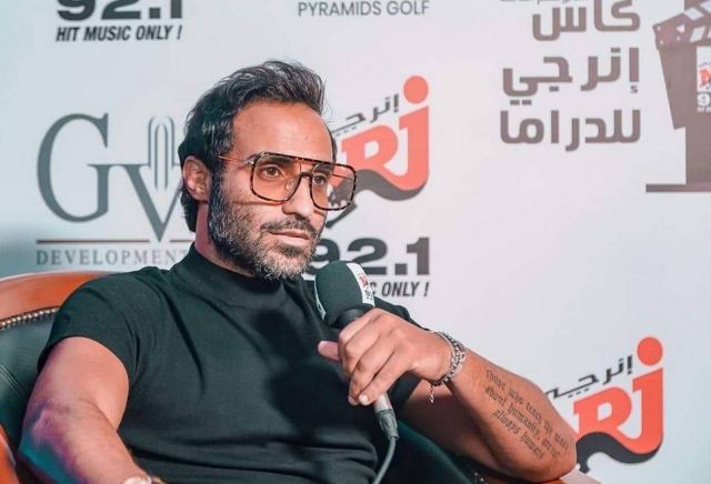 أحمد فهمي في صورة بشكل غريب وهنا الزاهد تسخر