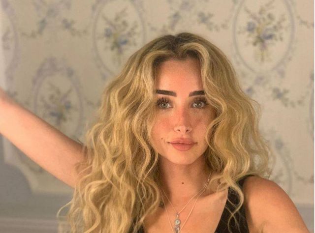 بالصورة – بعد حزنها على وفاة طلعت زكريا ومرضها... هنا الزاهد تبهر الجميع بإطلالتها وتتلقى انتقادات